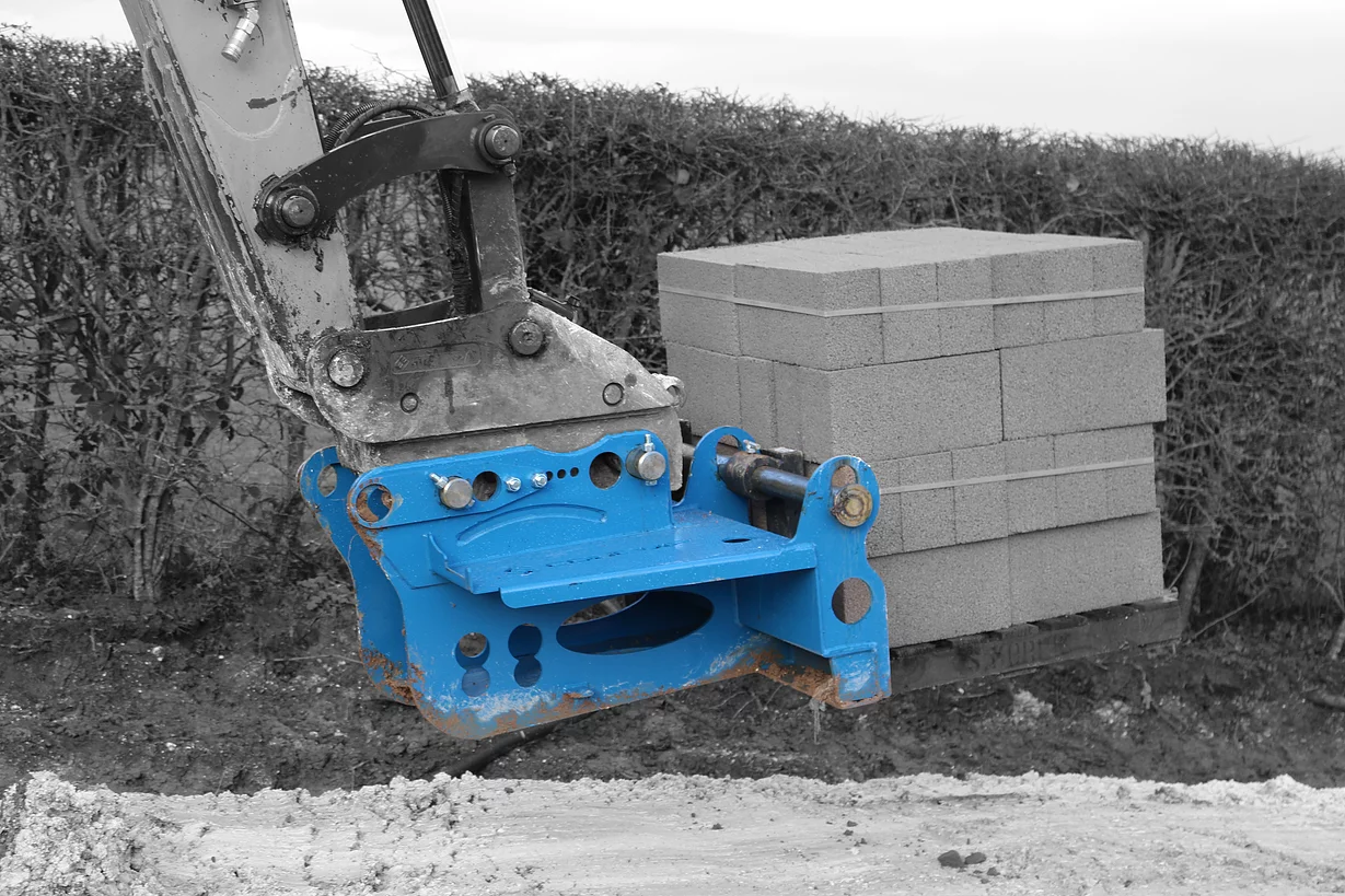 Universal floating pallet fork